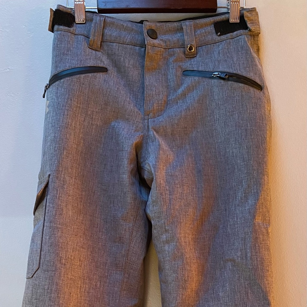 Boys size medium Under Armour snowboarding pants in excellent condition